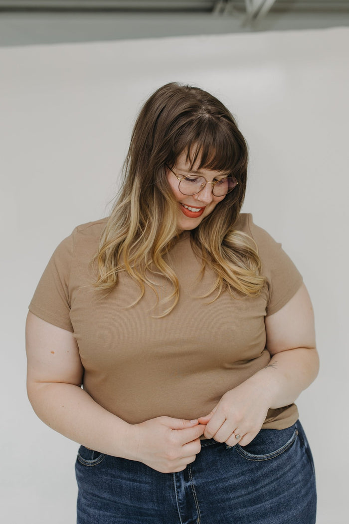 ESSENTIAL SHORT SLEEVE RIBBED CREW NECK TEE IN TOFFEE - Love Marlow