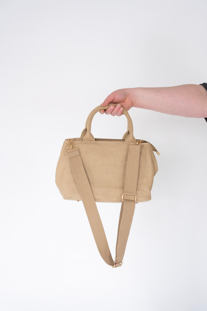 SOLID MEDIUM CANVAS TOTE BAG IN NATURAL
Tote purse in khaki with detachable strap.